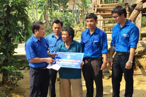  Lãnh đạo Tỉnh đoàn hỗ trợ thức ăn chăn nuôi trị giá 12 triệu đồng cho hộ gia đình Hồ Thị Đinh Mai